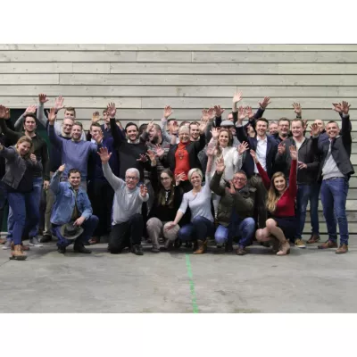 Un groupe de personnes heureuses pose pour une photo