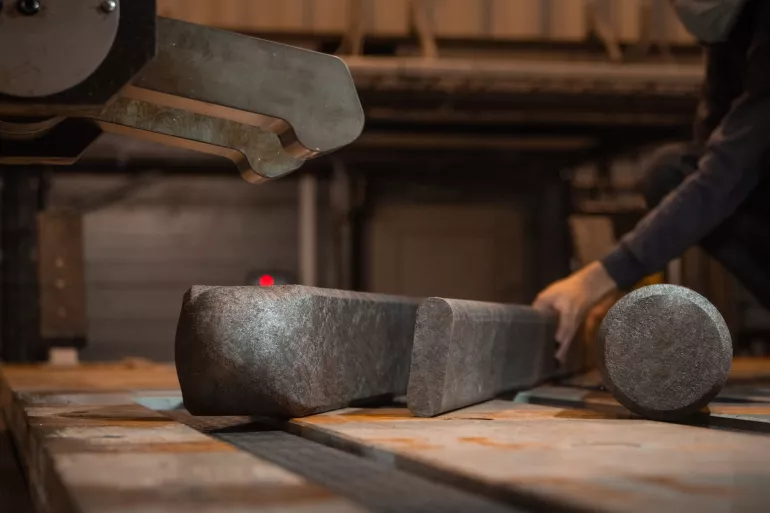 Poteaux et planches d'une clôture en plastique recyclé