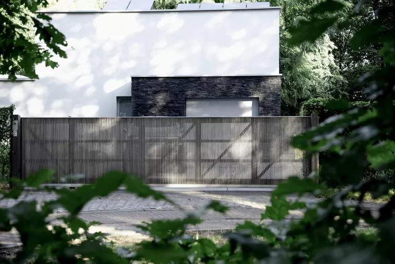 Un portail coulissant en bois transparent avec des planches verticaux, un système d'interphone et un design moderne