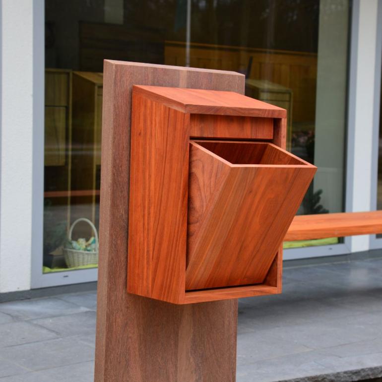 Boîte aux lettres à poteau en bois au design moderne