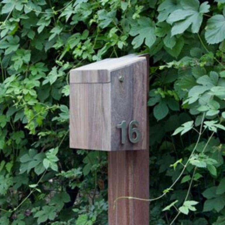 Boîte aux lettres en bois avec numéro de maison attaché