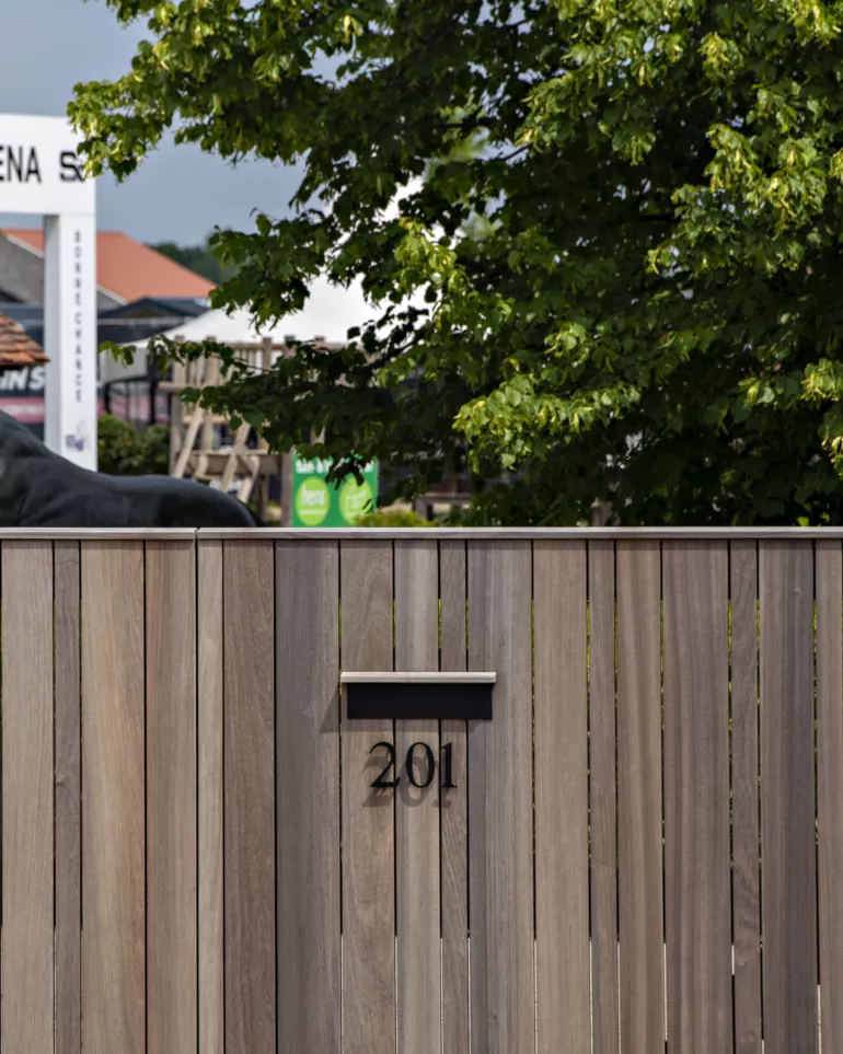 Boîte aux lettres derrière panneau