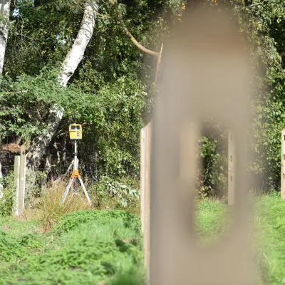 Poteaux carrés en bois avec trois trous pour les étagères