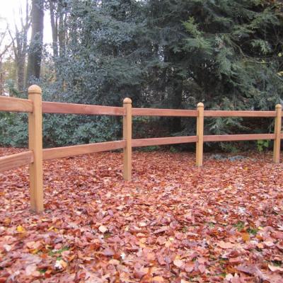 Une clôture en bois courbée avec des poteaux carrés et deux lisses