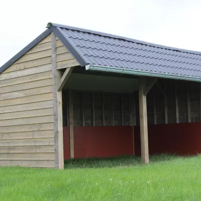 Abri double en bois pour chevaux et animaux de plein air avec toit en tuiles noires