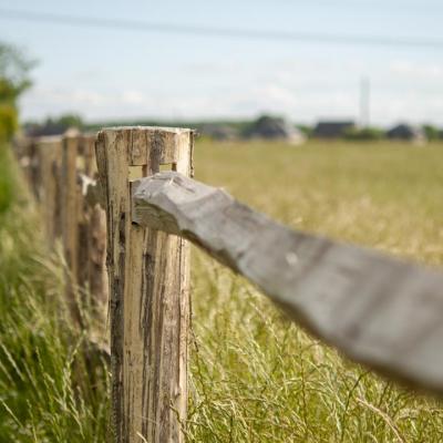 Une clôture en châtaignier fendu avec des rails et des poteaux ronds