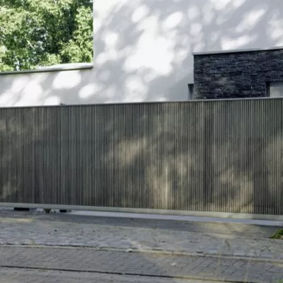 Un portail d'entrée coulissant en bois au design moderne avec un système d'interphone