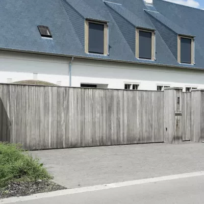Un portail d'entrée en bois