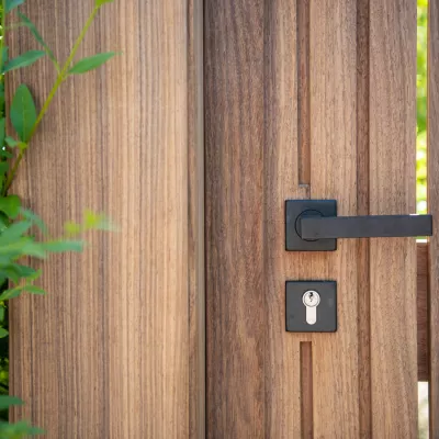 Poignée de porte en bois