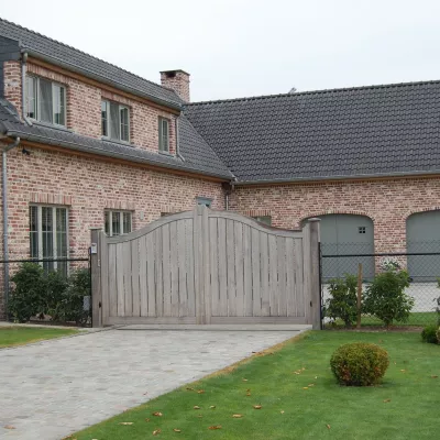 Portail pivotant en bois pour allée, avec arche et planches verticales