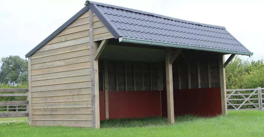 Abri double en bois pour chevaux et animaux de plein air avec toit en tuiles noires