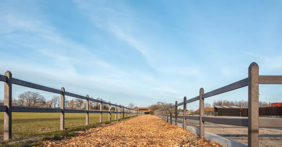 Clôtures en plastique recyclé avec deux rails où les planches glissent dans les poteaux carrés.