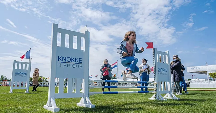 Une fille sautant d'un obstacle