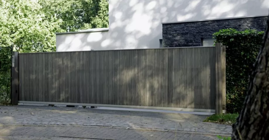 Un portail d'entrée coulissant en bois au design moderne avec un système d'interphone