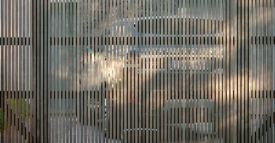 Une porte en bois transparente avec des planches verticales étroites