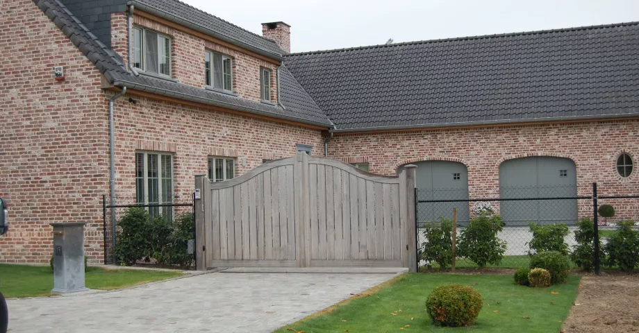 Portail pivotant en bois pour allée, avec arche et planches verticales